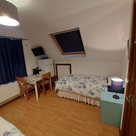 Chezzas Homestay Poole Ngoại thất bức ảnh